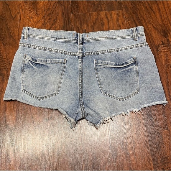 FREE PEOPLE distressed denim short shorts! Size 30 Great summer staple - Picture 2 of 10